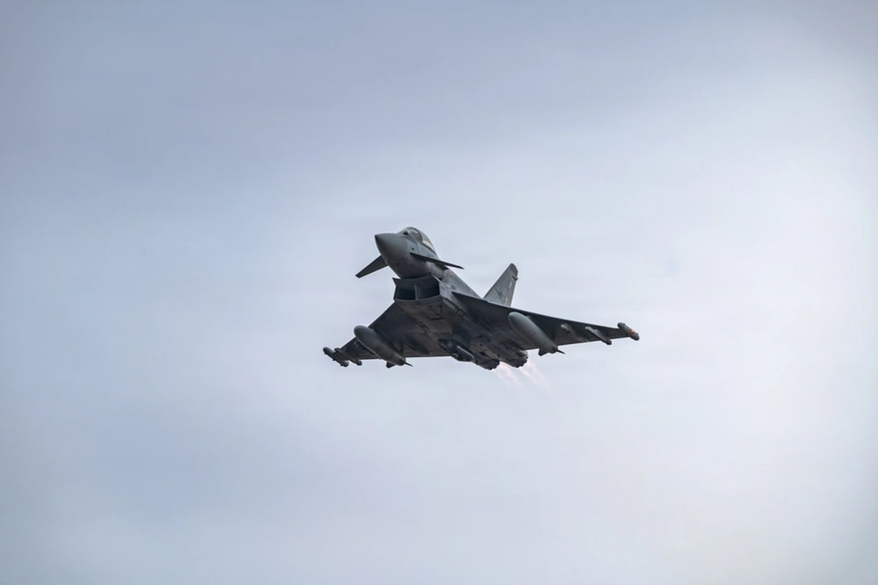 Eurofighter F-2000 da Aeronáutica Militar Italiana voando durante o exercício Blue Sands 26.1
