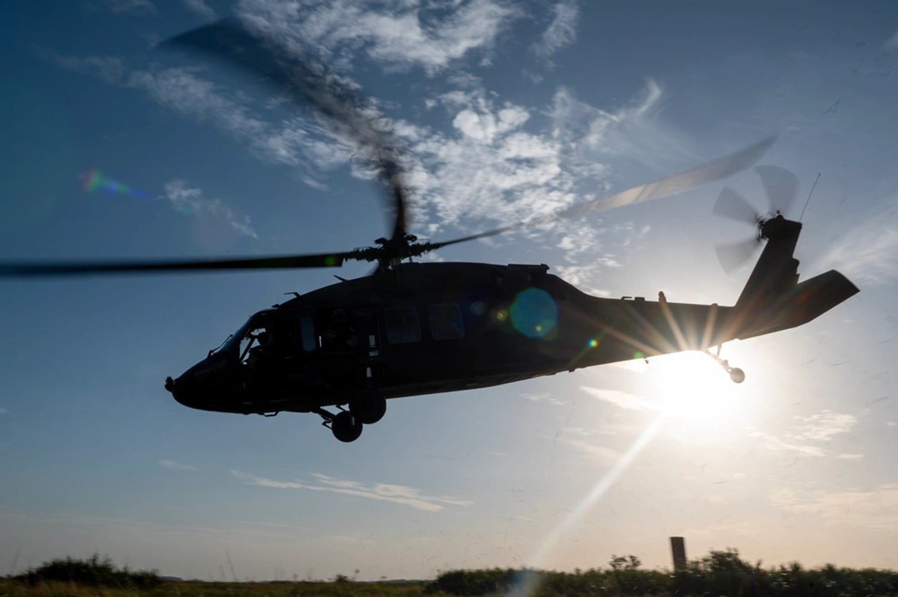 Argentina recebe aval dos EUA para comprar quatro UH-60L Black Hawk usados por até US$ 140 milhões e tenta recuperar capacidade de helicópteros médios no Exército