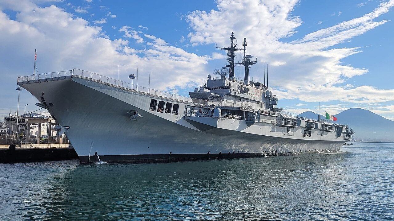 Ex-porta-aviões italiano de 180 metros cruza 6.870 milhas em 25 dias e chega à Indonésia para se tornar o primeiro porta-aviões do país, o KRI Sriwijaya, com capacidade para até 18 helicópteros, drones e missões de resposta a desastres