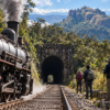 Soldados e armas cruzaram um túnel de 900 metros durante a Revolução de 1932; hoje, uma viagem de trem leva turistas ao antigo cenário de guerra e a uma trilha a 2.308 metros na Mantiqueira