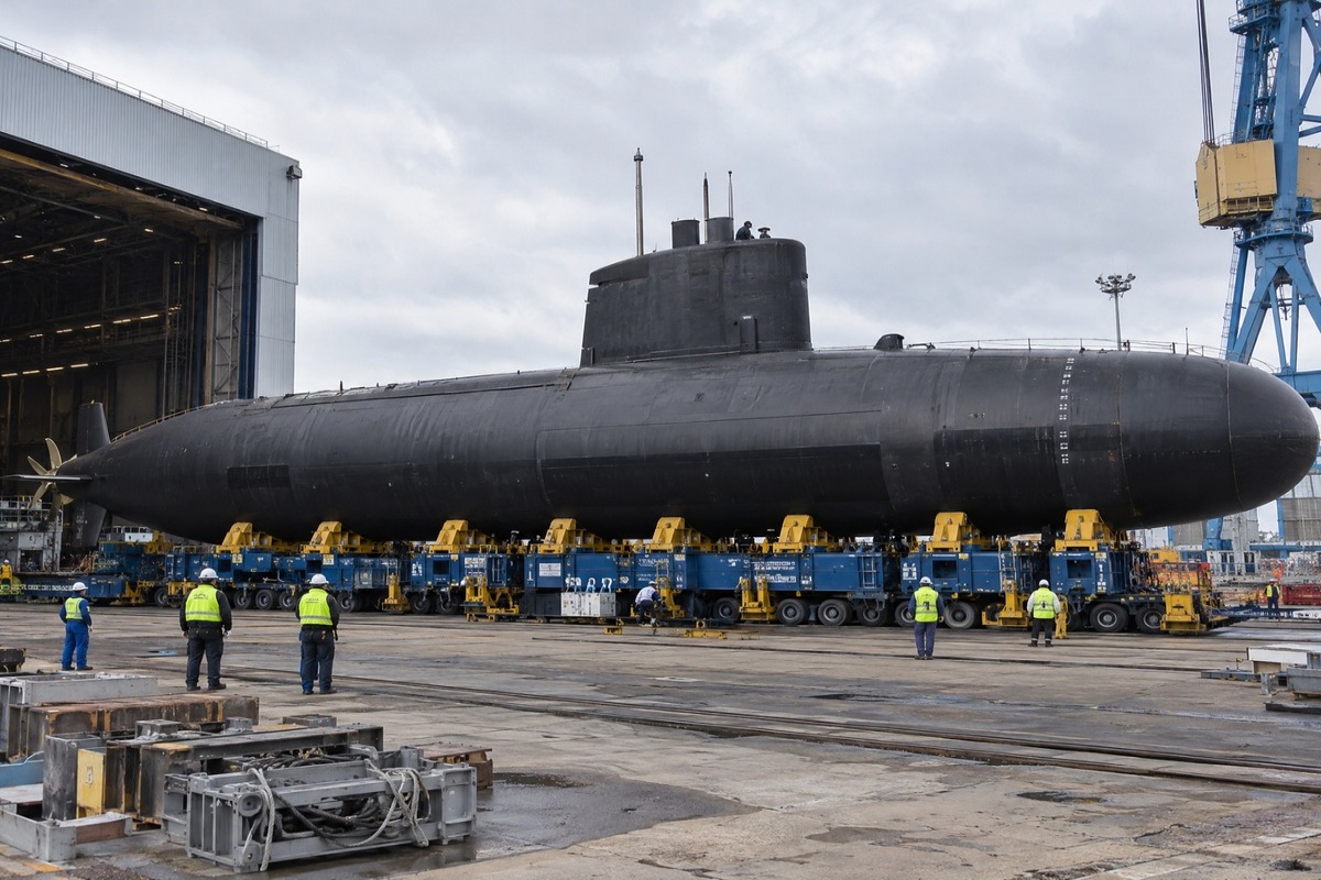 Naval Group, parceira da Marinha do Brasil, retira o quinto submarino nuclear francês do galpão: Rubis S639 chega à plataforma de lançamento e só deve ser entregue após testes