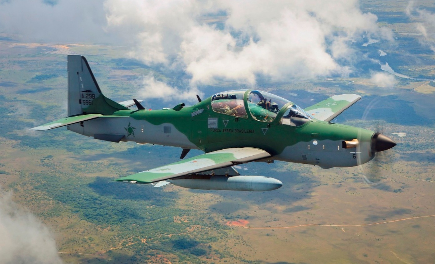 FAB intercepta avião suspeito no Mato Grosso, obriga pouso forçado e tripulante destrói a aeronave: A-29 Super Tucano e E-99 de alerta antecipado foram usados na operação