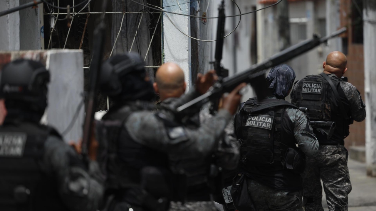 Moraes envia à PGR 118 laudos da Polícia Federal sobre operação que deixou 122 mortos no Rio, enquanto imagens de policiais militares ainda exigem nova etapa de perícia