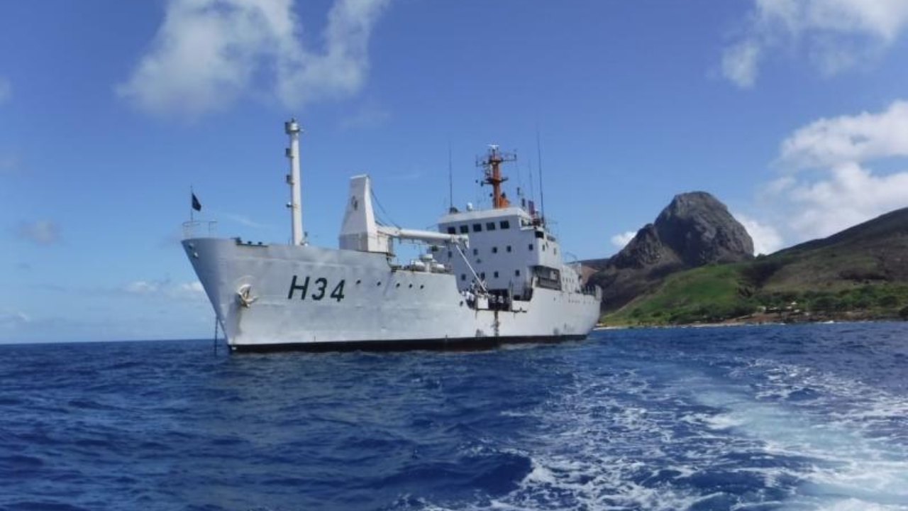 Marinha do Brasil mobilizou navio, helicóptero e Fuzileiros Navais até ilha desabitada a 1.200 km de Vitória para montar acampamento científico inédito