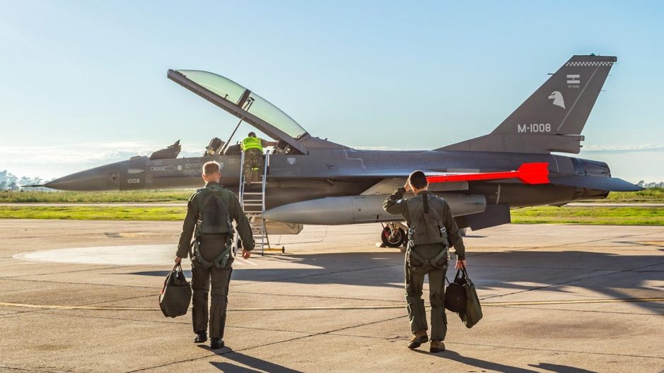 Caça F-16 da Força Aérea Argentina durante preparativos para voo. A compra de 24 aeronaves usadas da Dinamarca reacendeu a polêmica sobre o alcance de seus radares e as supostas restrições britânicas relacionadas às Ilhas Malvinas. Foto: Divulgação/Fuerza Aérea Argentina.