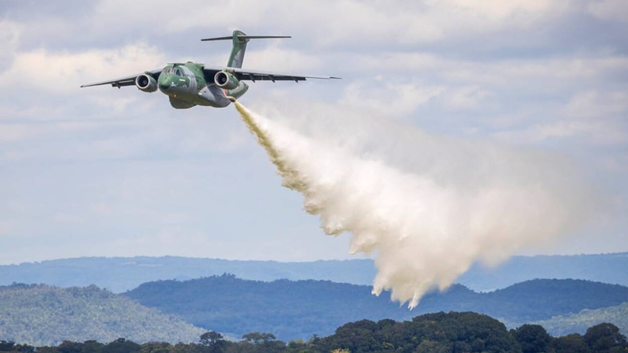 Incêndios no Amazonas levam Ministério da Defesa a anunciar comando conjunto de Exército, Marinha e Aeronáutica em Manaus, após mais de 300 horas de voo e cerca de 800 mil litros de água lançados