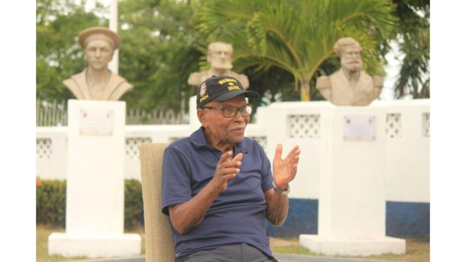 Veterano Girgazes Agostinho de Brito recebe homenagem da Marinha durante solenidade em Aracaju, Sergipe, em 2026, após mais de oito décadas do naufrágio que marcou sua vida. Foto: Marinha do Brasil/Divulgação.