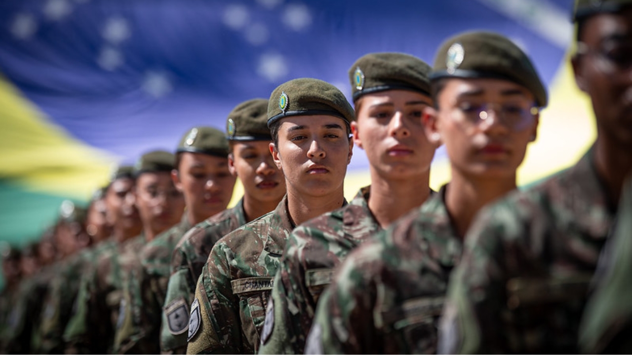 Proposta para acabar com saída obrigatória de militares temporários após 8 anos salta de 2,8 mil para 15,7 mil apoios e se aproxima de prazo decisivo no Senado