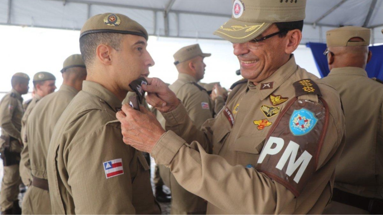 Bahia reserva 810 vagas de promoção para policiais militares e 104 para bombeiros, mas quem sobe de patente pela nova regra deixa a ativa após 30 dias; oficiais também têm novos prazos