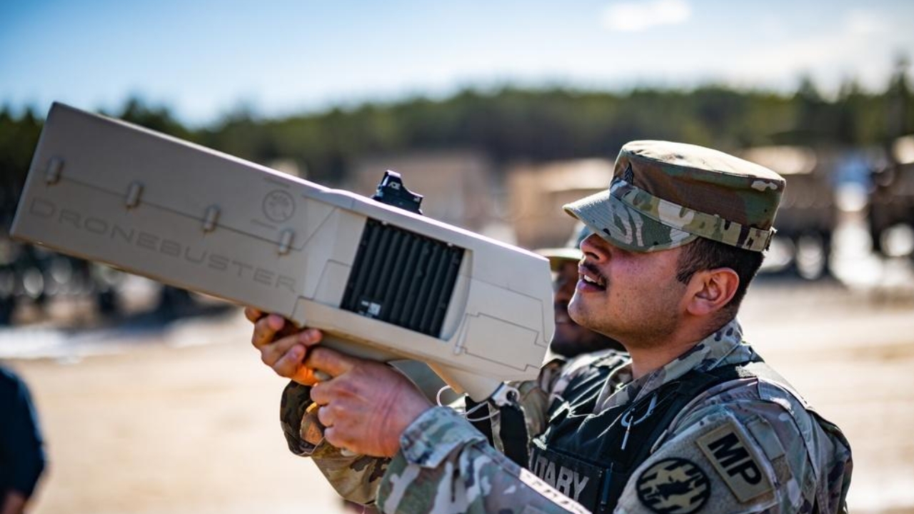 Após drones desafiarem a segurança de bases militares, Força Aérea dos EUA estuda entregar a empresas privadas a defesa de duas instalações, com radares de até 8 km e armas de energia dirigida