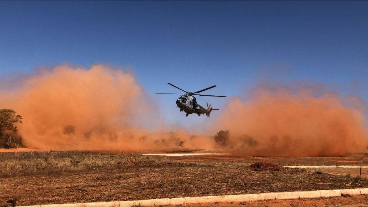 A apenas quatro dias do segundo turno das eleições, helicóptero da Marinha que transportou material eleitoral interrompe voo sobre a Amazônia e realiza pouso inesperado em região isolada do Pará