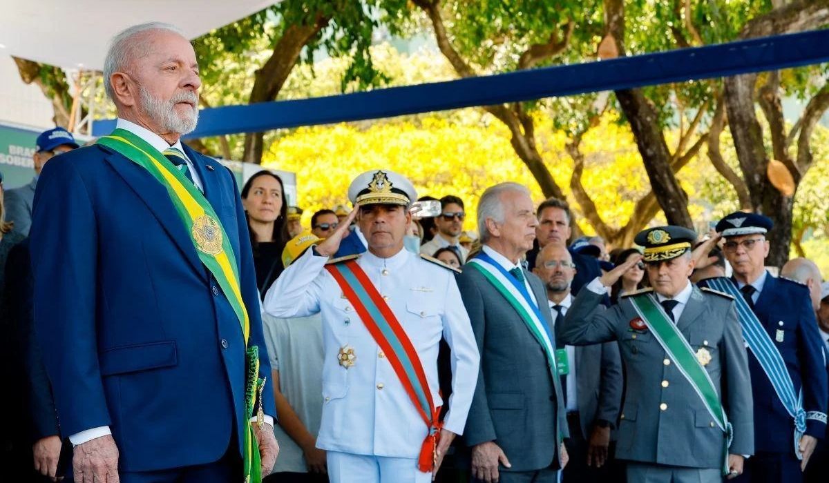 Reeleito presidente, Lula planeja reforçar as Forças Armadas para proteger soberania do Brasil diante do avanço militar dos EUA na América Latina, enquanto planos de Defesa chegam a R$ 706 bilhões