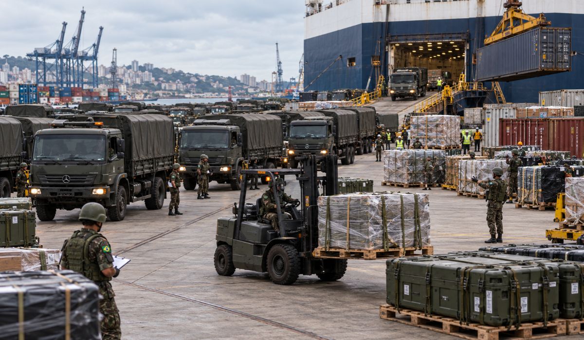 R$ 560 milhões em equipamentos militares, 1.756 toneladas de cargas e materiais vindos dos EUA e da França: Exército movimenta arsenal e suprimentos em três estados brasileiros