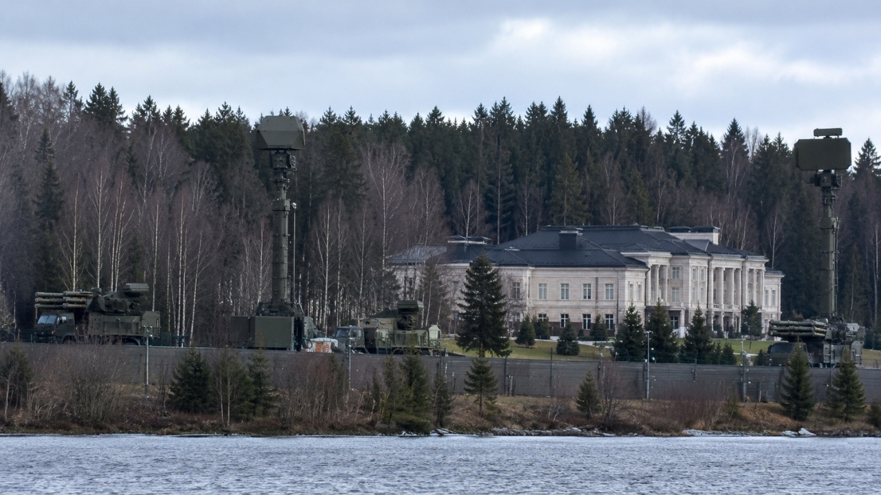 Rússia ergue cerca de 50 torres de defesa antiaérea ao redor da residência de Putin, amplia proteção contra drones e concentra quase metade das posições de Moscou