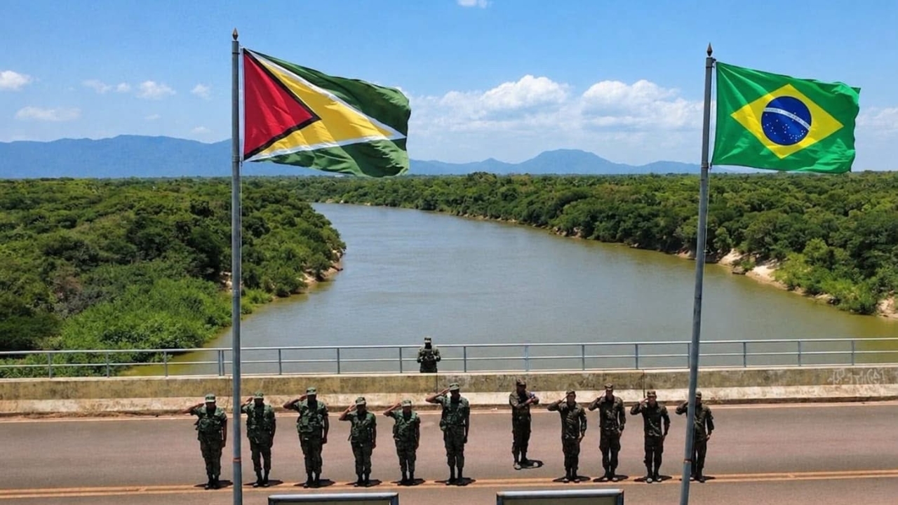 Comandante militar da Amazônia cruza a fronteira de Roraima, reúne-se com chefes da Guiana e discute segurança enquanto acordo de defesa assinado há 17 anos aguarda o Senado