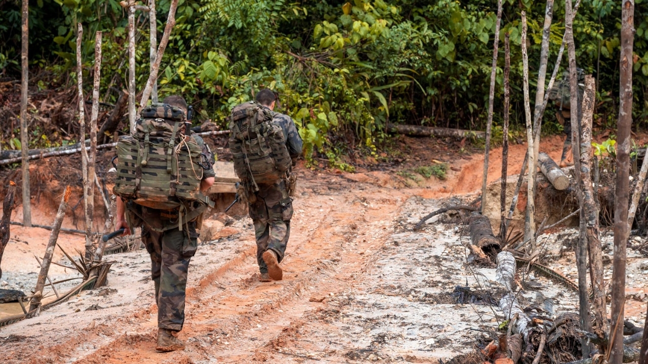 Militares franceses percorrem quase 600 km por rios e selva até a tríplice fronteira com o Brasil, recuperam marco territorial e reafirmam presença diante de disputa com o Suriname