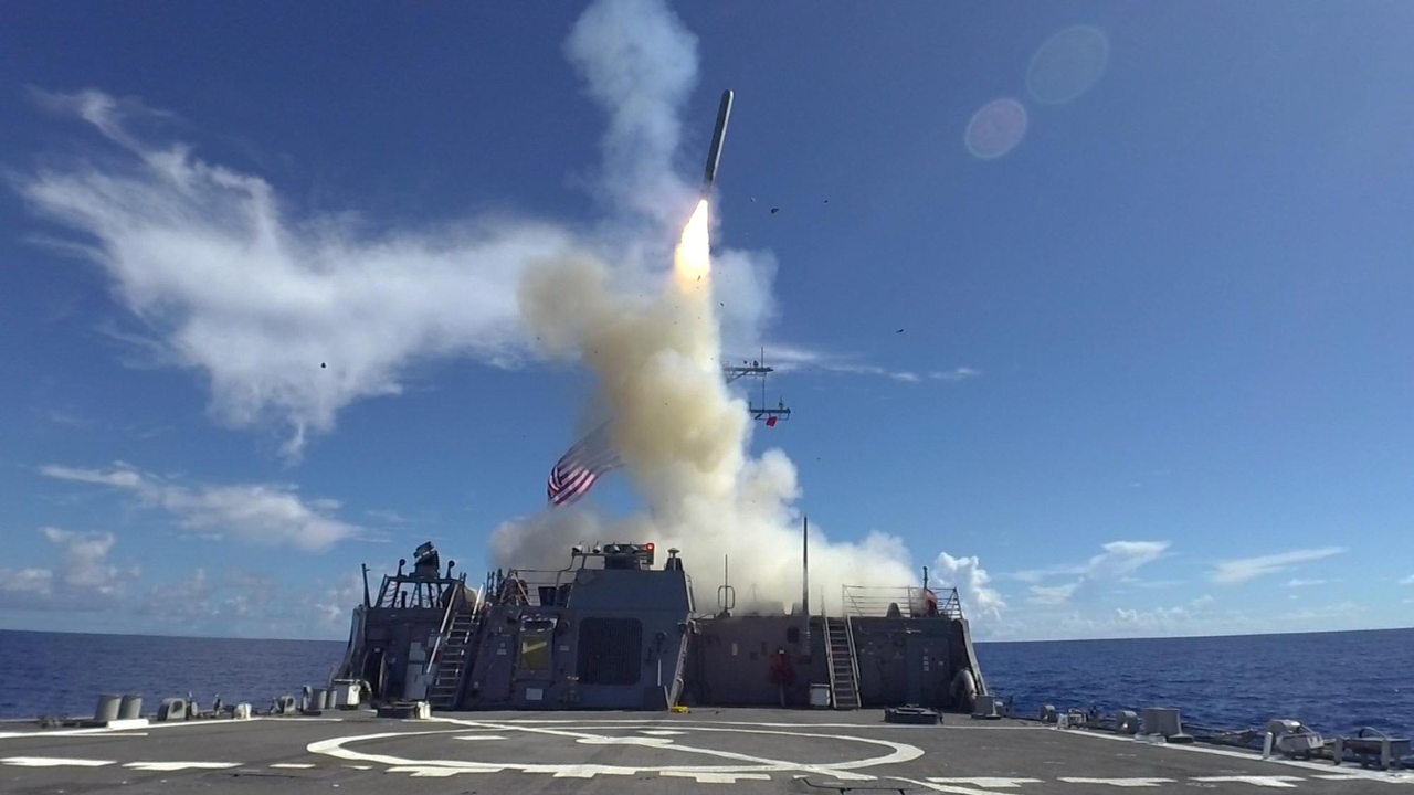 Marinha dos EUA prepara míssil Tomahawk para atacar bunkers subterrâneos a até 1.600 km, com nova ogiva penetrante que poderá ser lançada de navios e submarinos