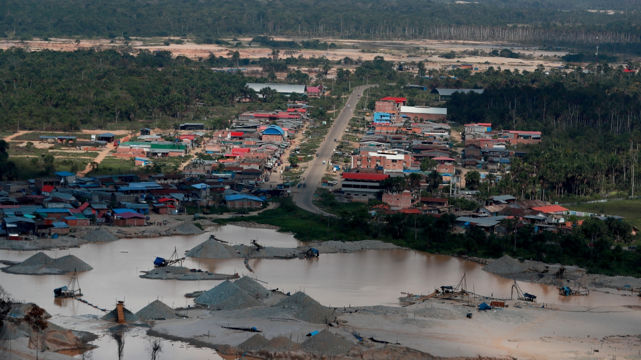 Peru instalou bases militares na Amazônia perto do Brasil para expulsar garimpeiros ilegais, mas sete anos depois elas continuam na região e tropas ainda enfrentam dragas e organizações criminosas armadas