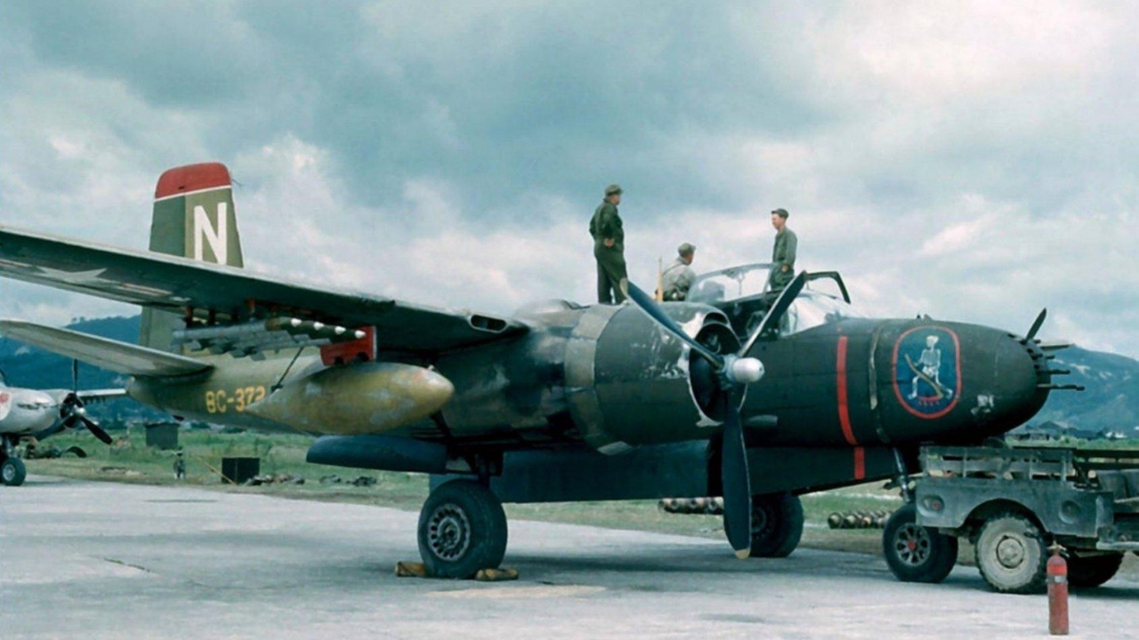 Avião de origem militar usado por contrabandistas foi apreendido no Brasil e acabou incorporado à própria FAB; o antigo bombardeiro virou transporte de passageiros e cargas