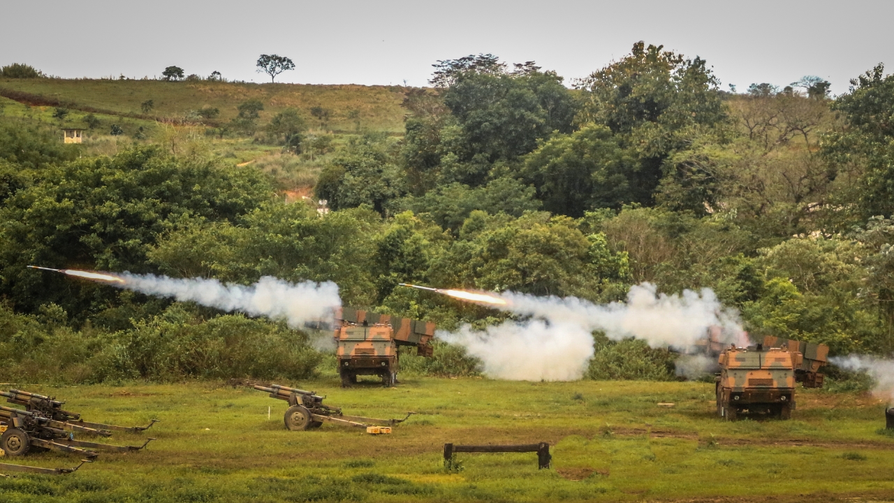 Após anos de crise, Avibras, fabricante brasileira de armamentos, volta a fornecer munições ao Exército Brasileiro e entrega primeiro lote em Formosa, cinco meses após retomar suas fábricas