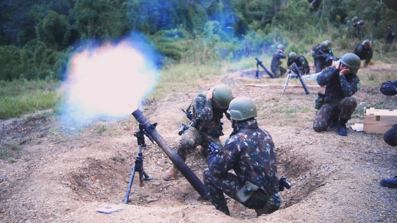 Ataque coordenado do Exército no Sul mobiliza mais de 900 militares e reúne morteiros, metralhadoras .50, REMAX sobre Guarani e artilharia de 105 mm em Três Barras