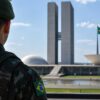 Militares que pretendem disputar cargos políticos, de vereador a presidente, podem ser obrigados a se afastar um ano antes das eleições; Senado recua dos quatro anos, mas mantém proposta de quarentena