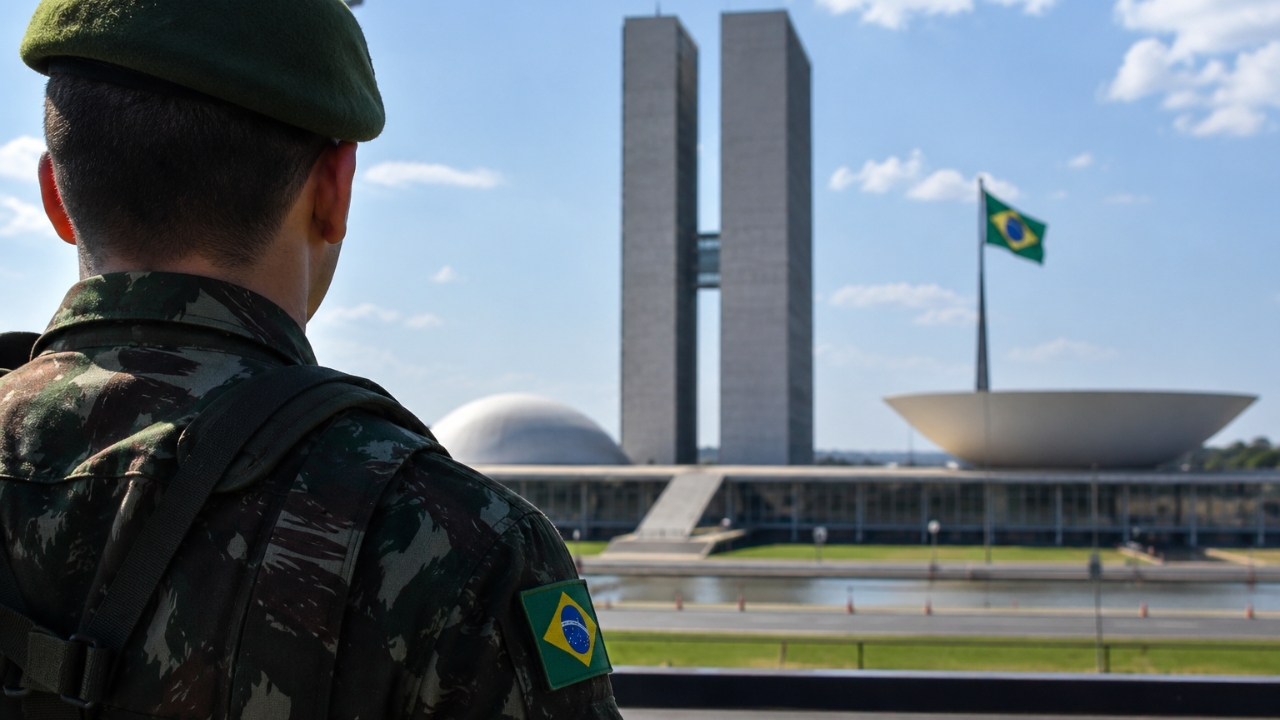 Militares que pretendem disputar cargos políticos, de vereador a presidente, podem ser obrigados a se afastar um ano antes das eleições; Senado recua dos quatro anos, mas mantém proposta de quarentena