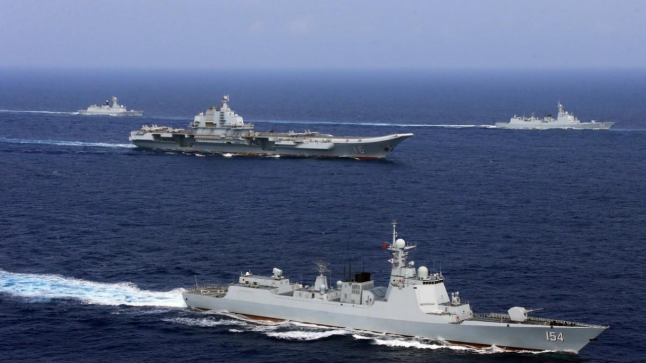 China mobiliza porta-aviões e três navios de guerra perto do Japão, realiza operações com caças no Pacífico e provoca reação militar japonesa em meio à disputa pelo domínio dos mares asiáticos