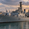 Última fragata Type 21, HMS Ambuscade, sobreviveu à Guerra das Malvinas e agora enfrenta impasse no Paquistão para virar museu na Escócia