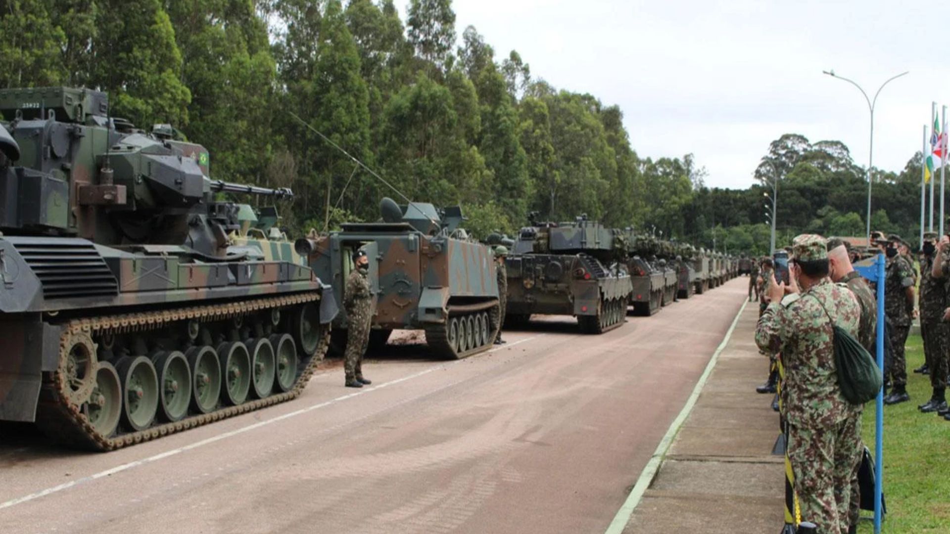 Exército leva capitães a campo no Paraná para simular ofensiva e defesa, enquanto uma subunidade blindada da Força de Prontidão executa apronto operacional