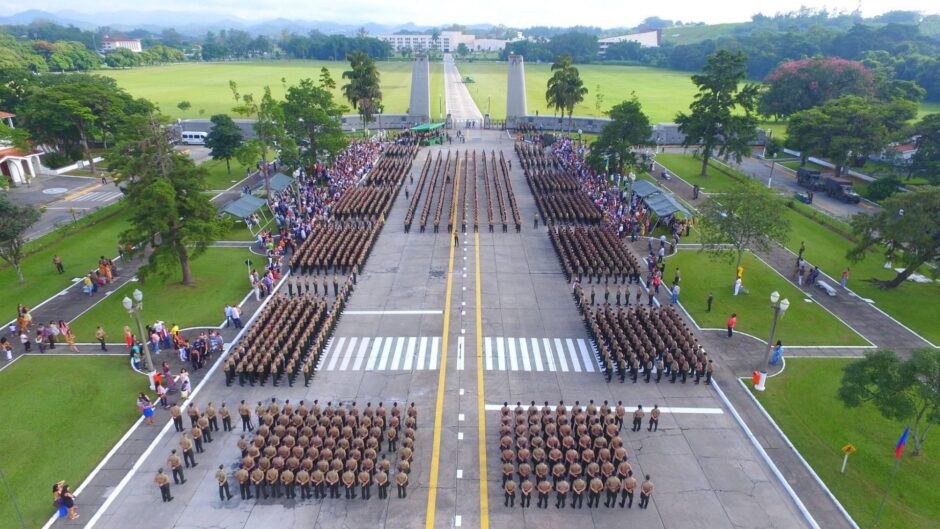 Cadetes da AMAN em formação militar em Resende, onde futuros oficiais do Exército Brasileiro cumprem etapas de preparação para a carreira. (Imagem: AMAN/Divulgação)