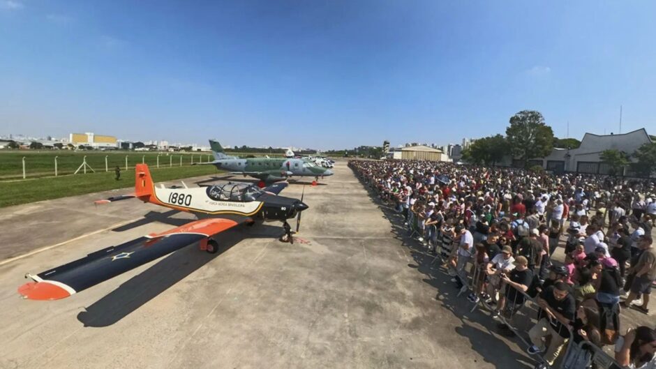 Domingo Aéreo no Campo de Marte reúne 300 mil pessoas, bate recorde de público e leva caças, acrobacias e aeronaves da FAB a São Paulo.