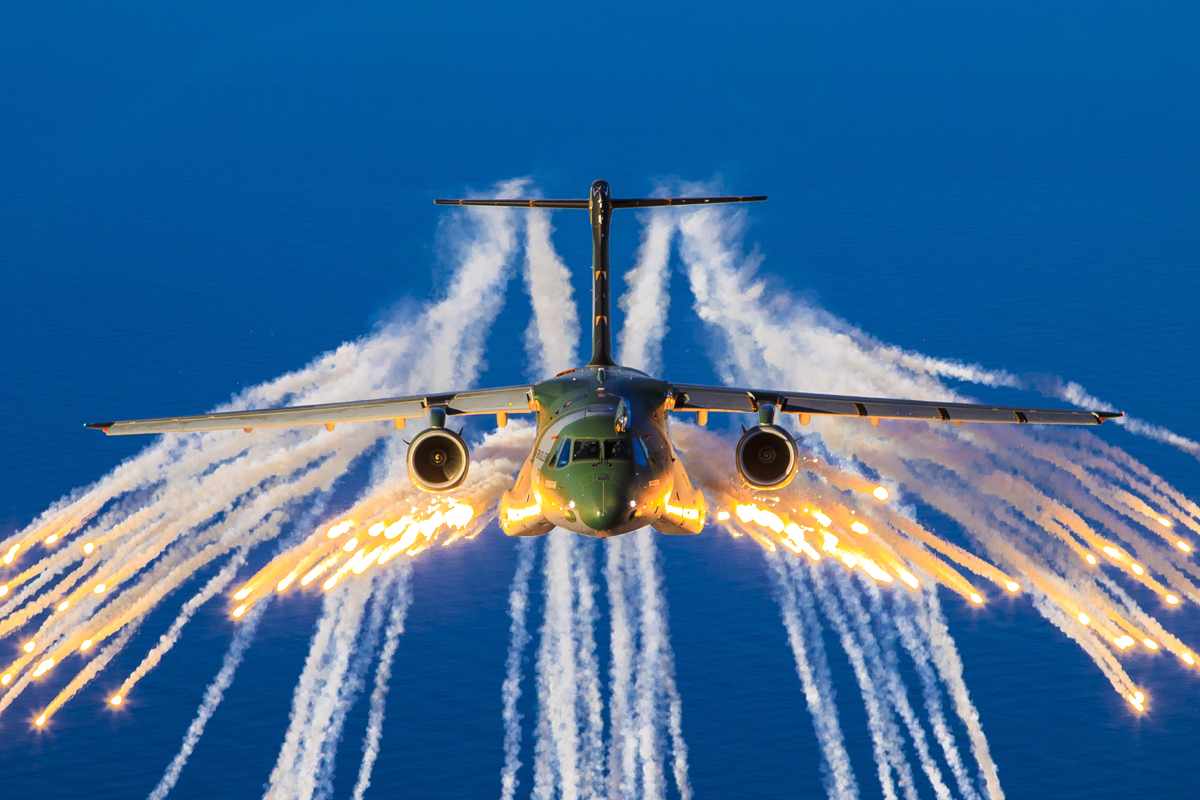 Brasil encomendou 28 aviões militares KC-390, reduziu compra para 18 e recebeu apenas 8 até agora, enquanto Embraer já entregou outros 8 a forças aéreas estrangeiras