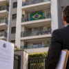 Família coloca Bandeira do Brasil dentro da varanda, recebe duas multas de R$ 1,1 mil e leva à Justiça disputa sobre alteração de fachada