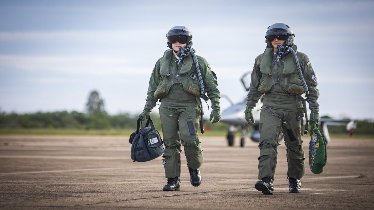 Mais de 40 pilotos teriam deixado a FAB em 2026 enquanto mercado civil caça aviadores experientes, burocracia pesa e falta de horas de voo deixa carreira militar sob pressão