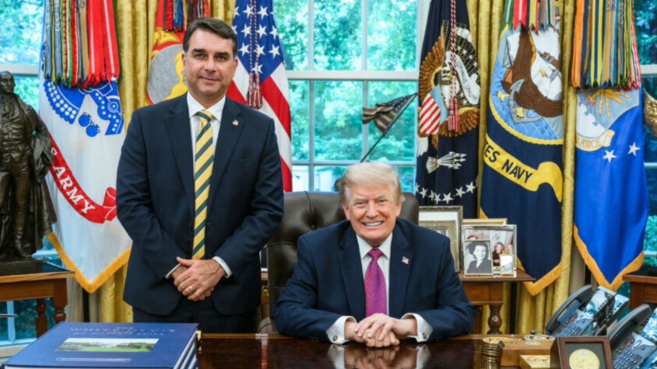 Intromissão dos EUA na política brasileira ganha novo capítulo: governo Trump é acusado de ajudar Flávio Bolsonaro a deixar o país