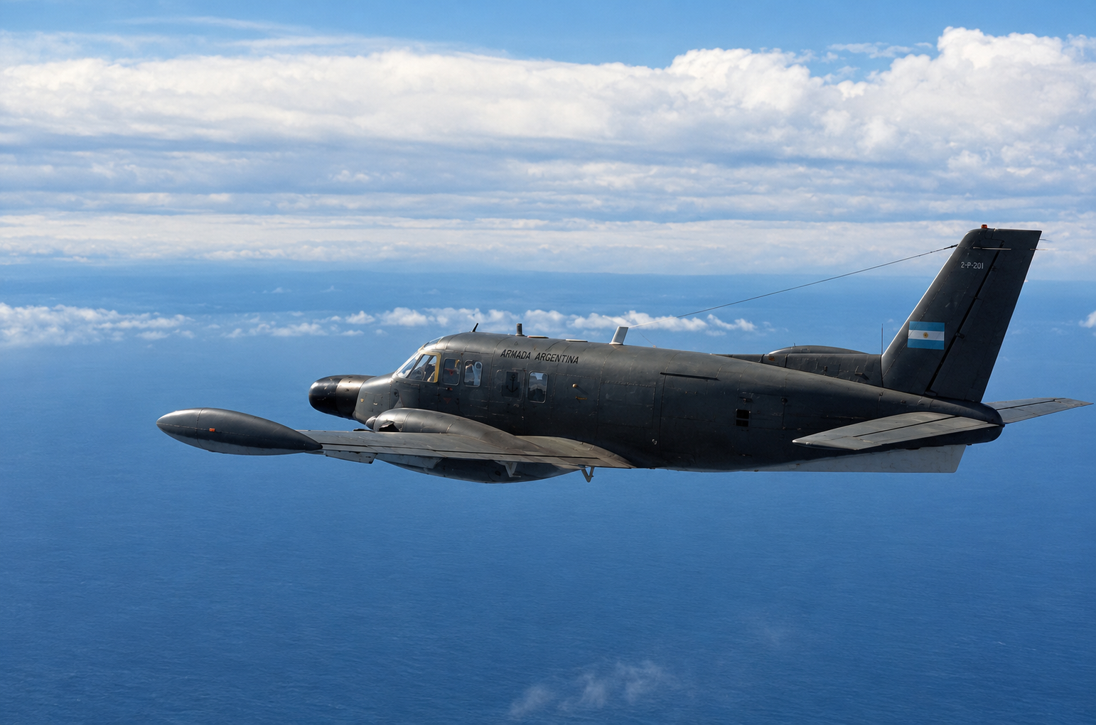 Aviões da FAB voaram com as cores da Argentina durante a Guerra das Malvinas, patrulharam o Atlântico, ajudaram a rastrear navios britânicos para ataques aéreos e marcaram a estreia da Embraer em um conflito armado real