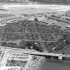 Após Pearl Harbor, os EUA recrutaram artistas de Hollywood às pressas para camuflar fábricas inteiras em território americano com bairros, casas e ruas cenográficos temendo bombardeios japoneses