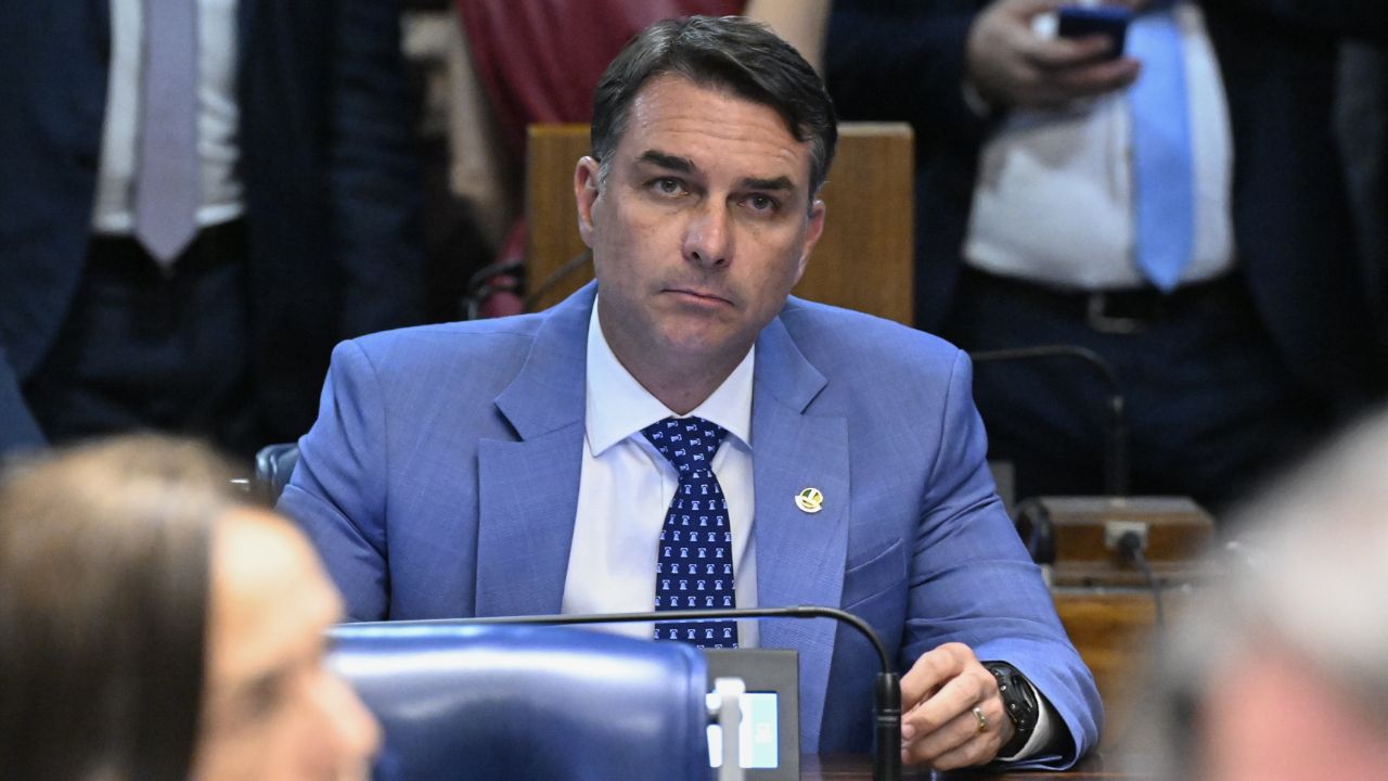Governo mobiliza Abin e PF cancela passaportes de Flávio Bolsonaro; aliados relatam viagem aos EUA e dizem que jato privado retido na Argentina teria sido usado como distração