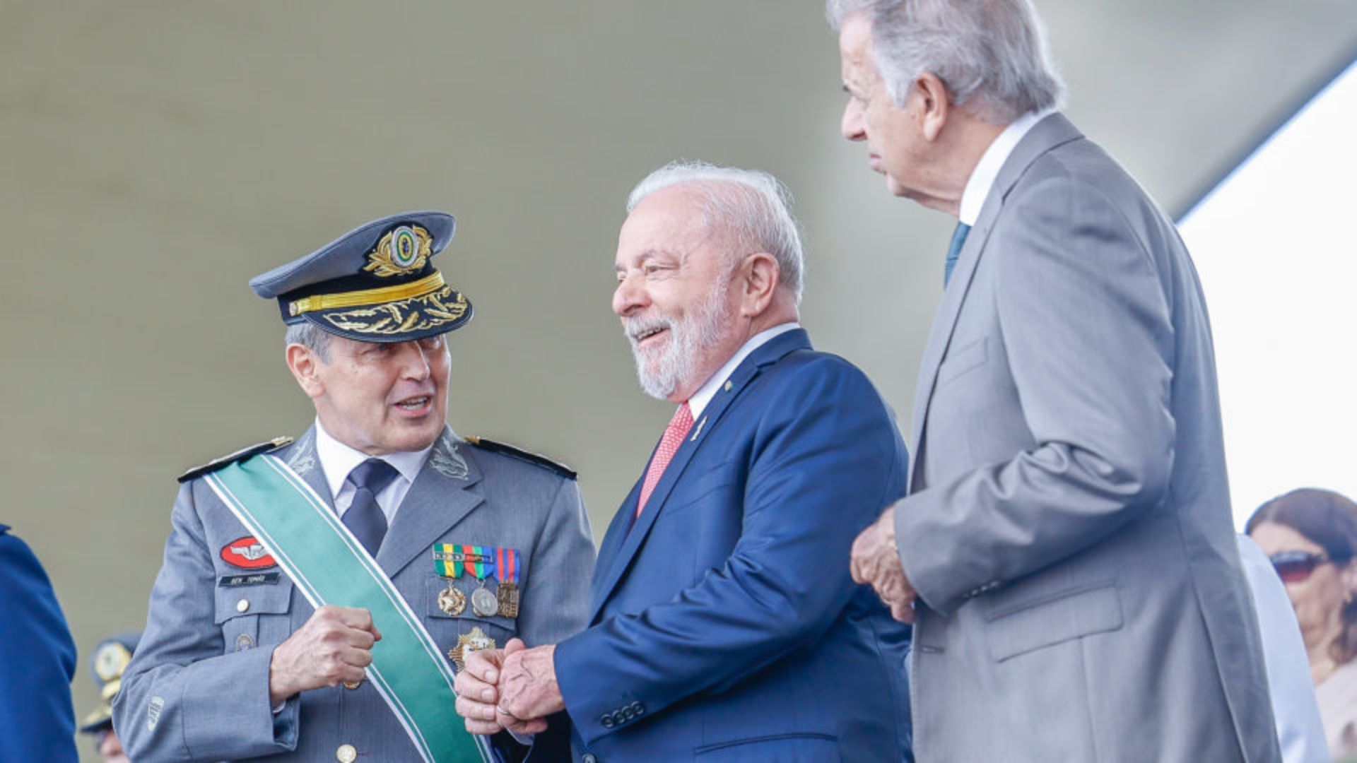 Com a vitória de Lula, general Tomás Paiva pode deixar o comando do Exército para assumir o GSI, enquanto presidente avalia trocas na Marinha e Aeronáutica em 2027