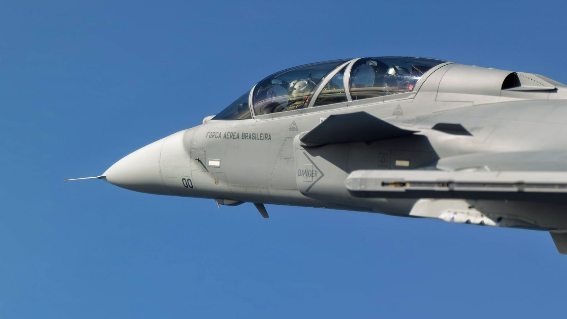 O Gripen de dois lugares que muda a dinâmica da nova frota da FAB já está no ar: Saab revela novas imagens do FAB 4000 sobre a Suécia