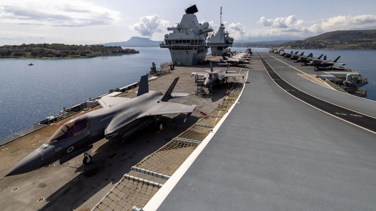 Maior navio de guerra do Reino Unido avança rumo ao Atlântico: porta-aviões HMS Prince of Wales mobiliza caças F-35 e mais de 1.200 militares