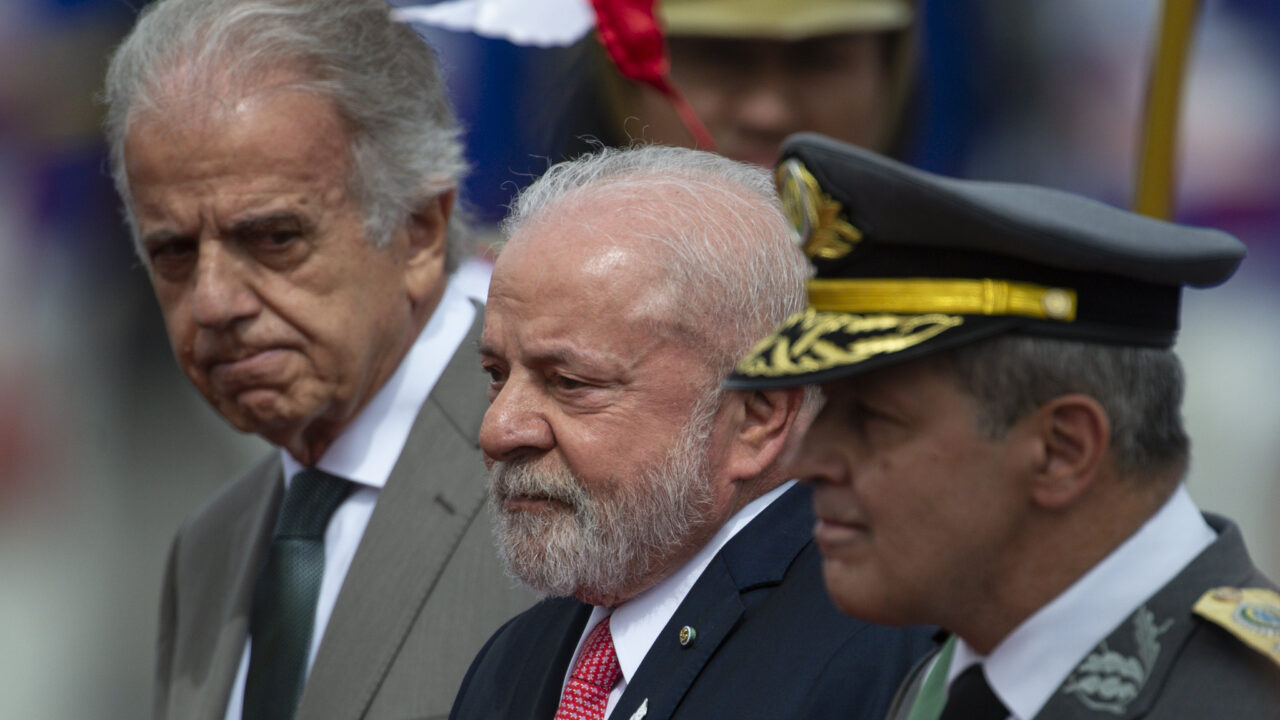 Governo Lula cancela R$ 226,5 milhões em verbas da Defesa, incluindo R$ 107,7 milhões para despesas com militares da ativa do Exército, Marinha e FAB, enquanto reforça BPC em R$ 4,7 bilhões
