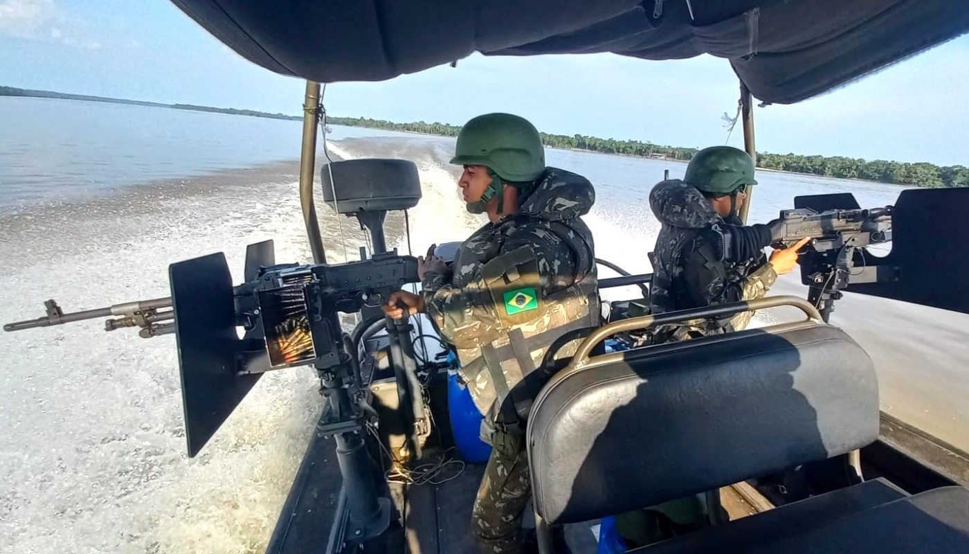 Forças Armadas ficam de fora de adicional de fronteira que pode render R$ 4 mil por mês a civis, enquanto militares que enfrentam tráfico de armas e garimpo ilegal recebem no máximo 20% do soldo