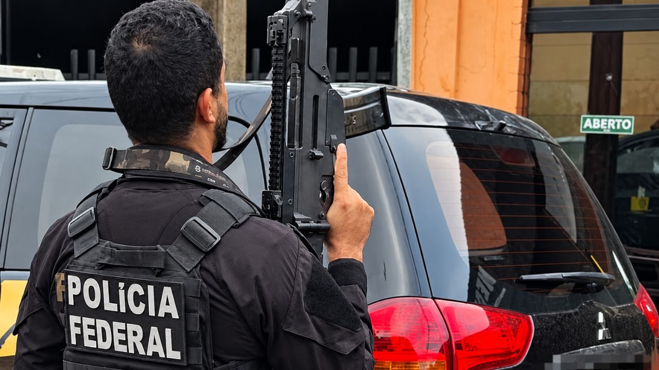 PF investigava fraudes no INSS e descobriu negociação clandestina de metralhadora estrangeira com silenciador no Brasil
