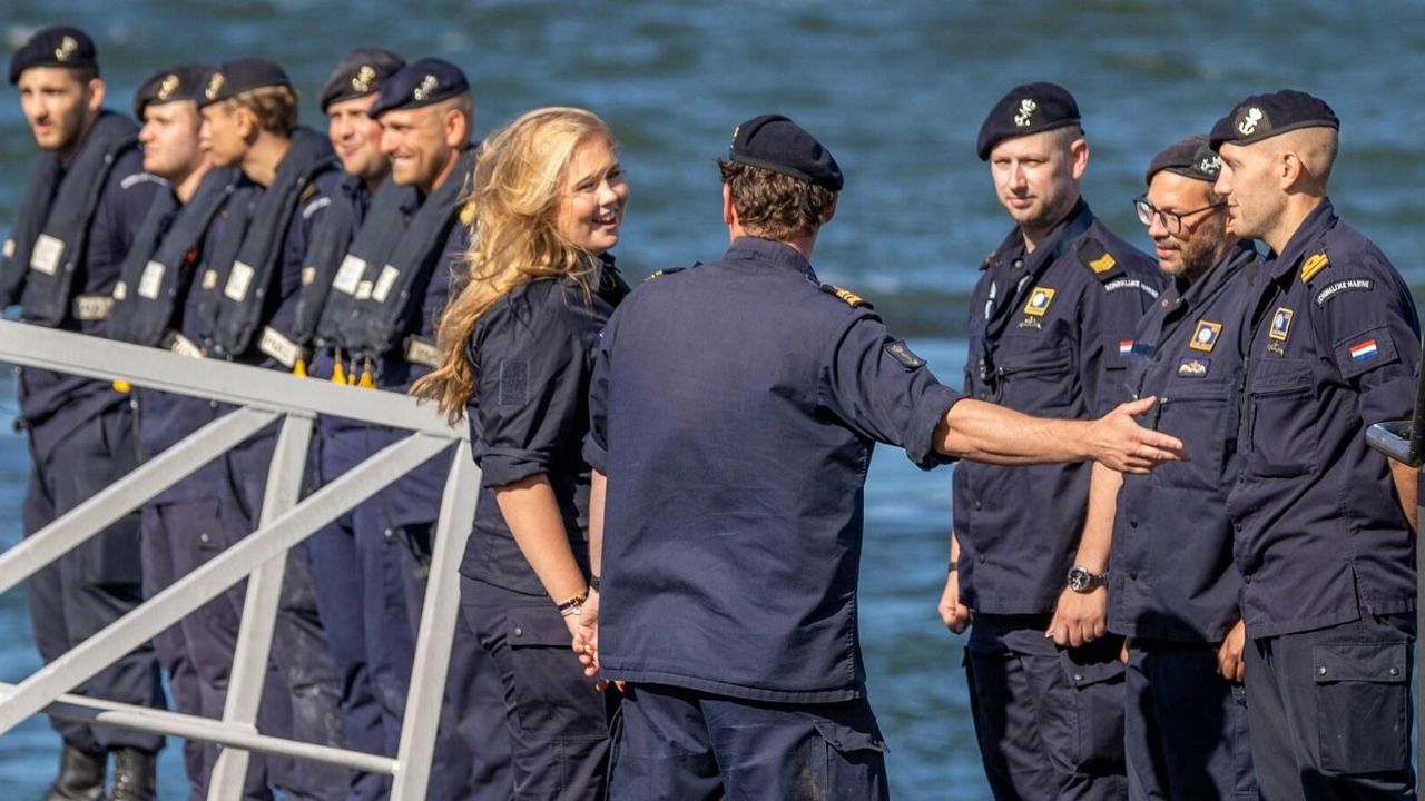 Futura rainha de 22 anos vira sargento da Marinha após treinamento militar e recebe banho de água do mar durante promoção