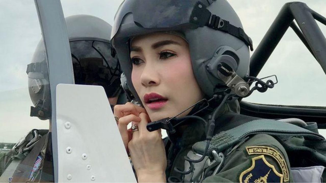 Rainha da Tailândia assume sozinha os comandos de um caça supersônico Gripen e impressiona com 1.188 horas de voo