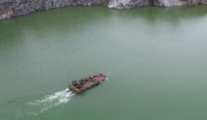 Exército dispara pela 1ª vez de dentro do blindado Guarani durante travessia aquática com arma remota brasileira enquanto tenta escapar da dependência de armamentos dos EUA e outros 4 países