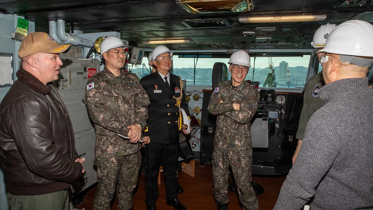 Herdeiro da Samsung abriu mão da cidadania americana para servir na Marinha da Coreia do Sul e virou intérprete de almirantes
