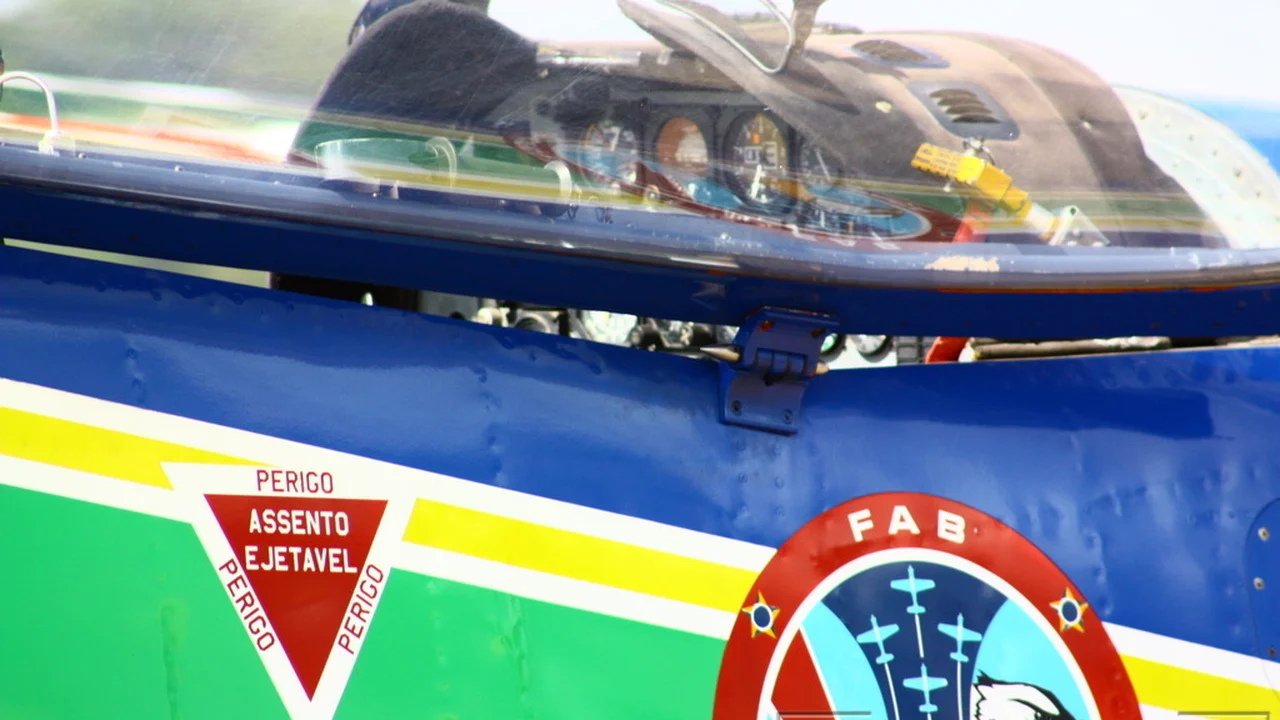 O que o piloto da FAB leva embaixo do assento ejetável para sobreviver dias na selva ou no mar